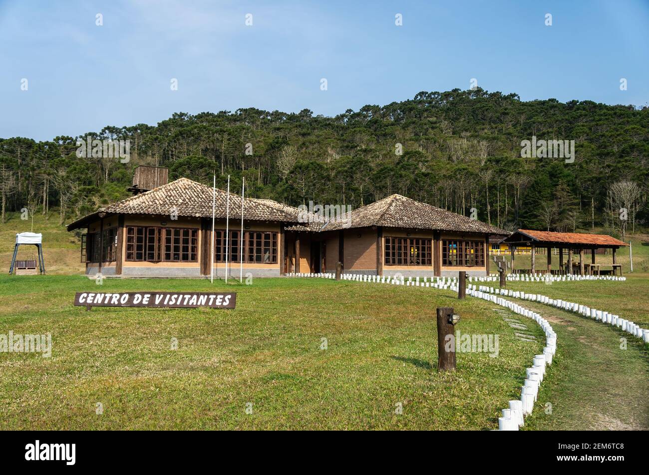 CUNHA, SAO PAULO, BRASILIEN - 18. AUG 2019: Nahansicht des Besucherzentrums des Landguts Serra do Mar, das sich in einem Grasfeld am Eingang des Parks befindet. Stockfoto