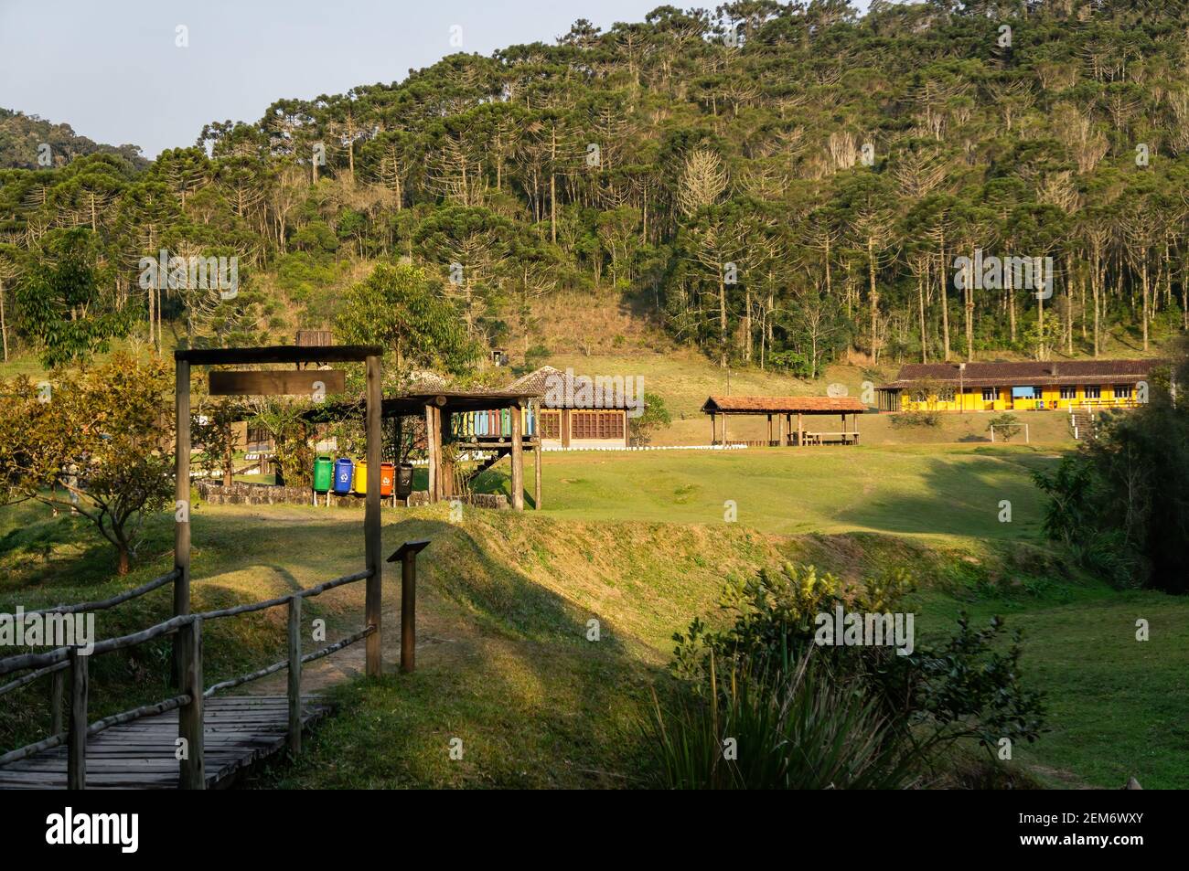 Der gegenüberliegende Blick auf den Beginn des Paraibuna River Wanderweges, direkt vor dem Besucherzentrum des Serra do Mar Landschaftsparks am späten Nachmittag. Stockfoto