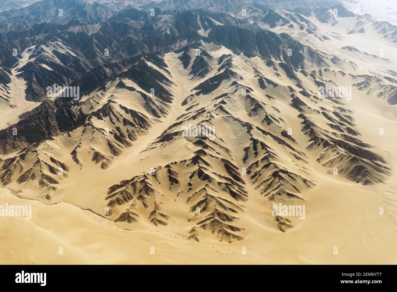 Luftlandschaft der Grenze, wo die Nazca-Wüste mit Nazca-Linien endet und die Anden beginnen, Peru. Stockfoto