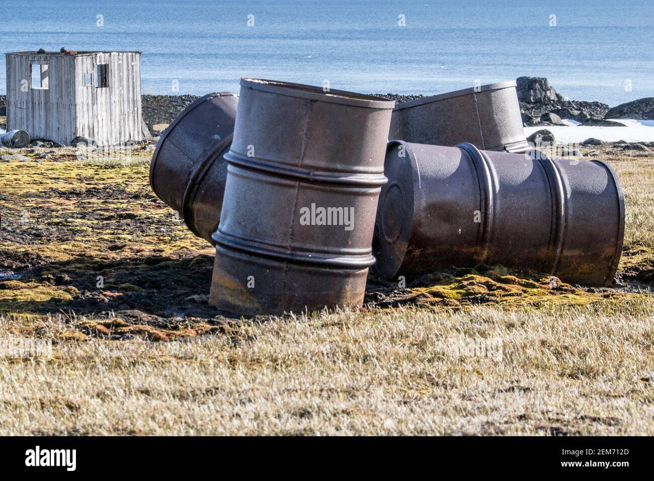 Rosting Oil Drums aufgegeben auf Northbrook Island , Arktischer Ozean Stockfoto