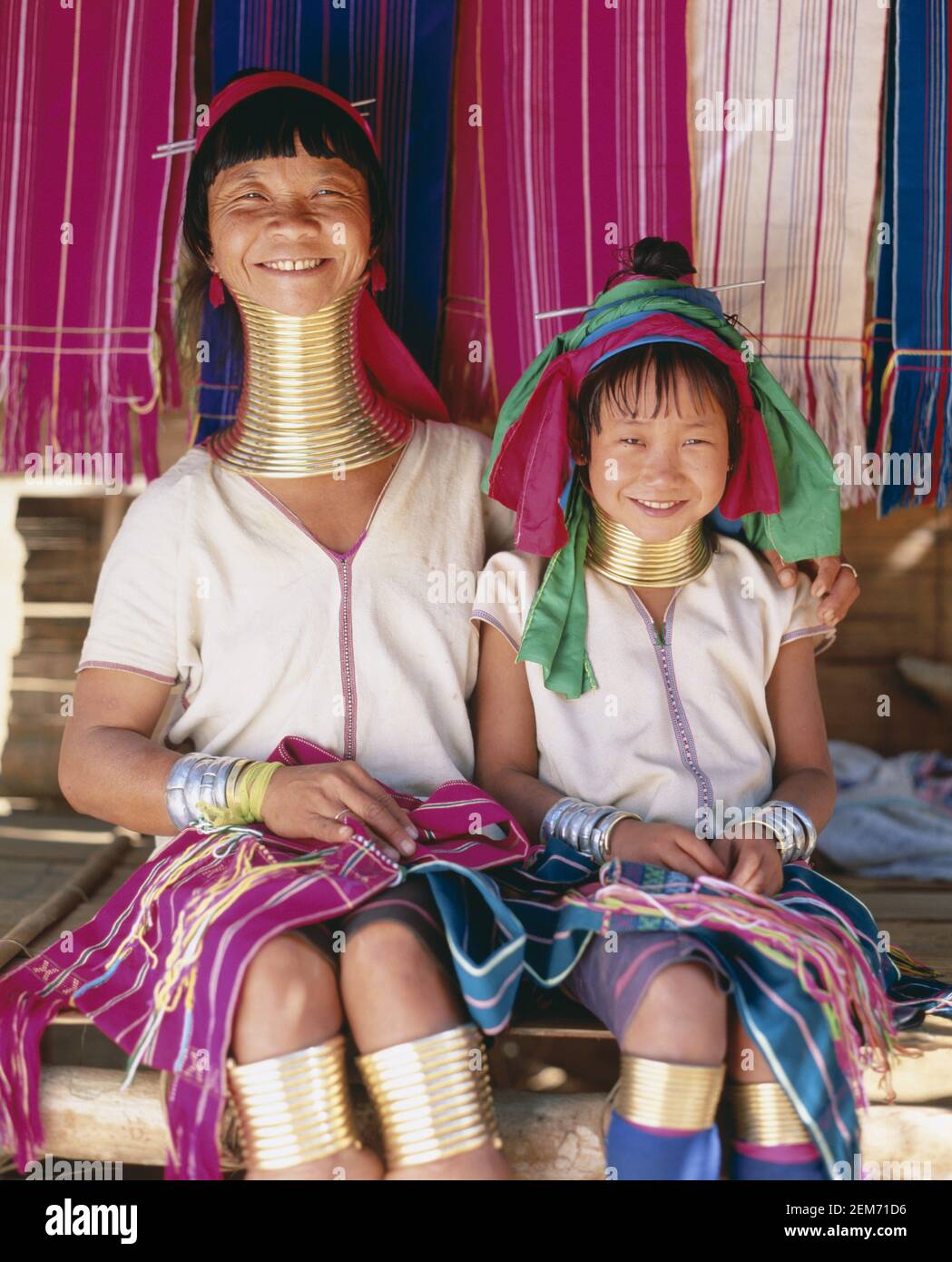Asai, Thailand, Mae Hong Son, Portrait von Smilng hübsche Karen langen Hals Mädchen Tragen Sie traditionelle Kleidung Stockfoto