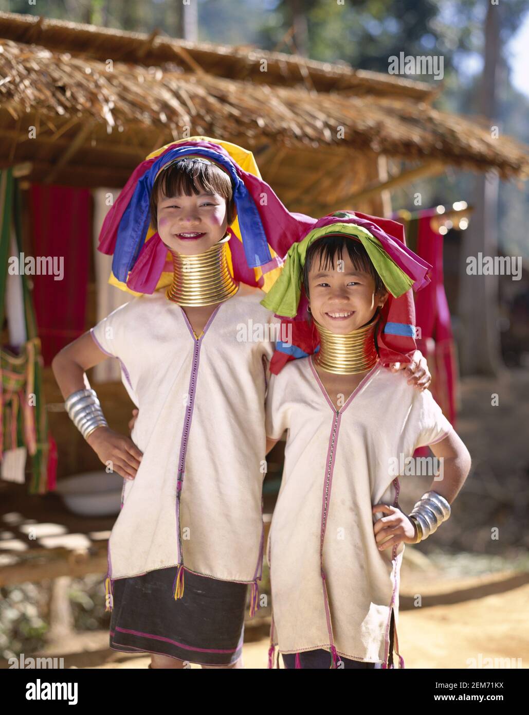 Asai, Thailand, Mae Hong Son, Portrait der lächelnden jungen Karen mit langem Hals Mädchen Stockfoto