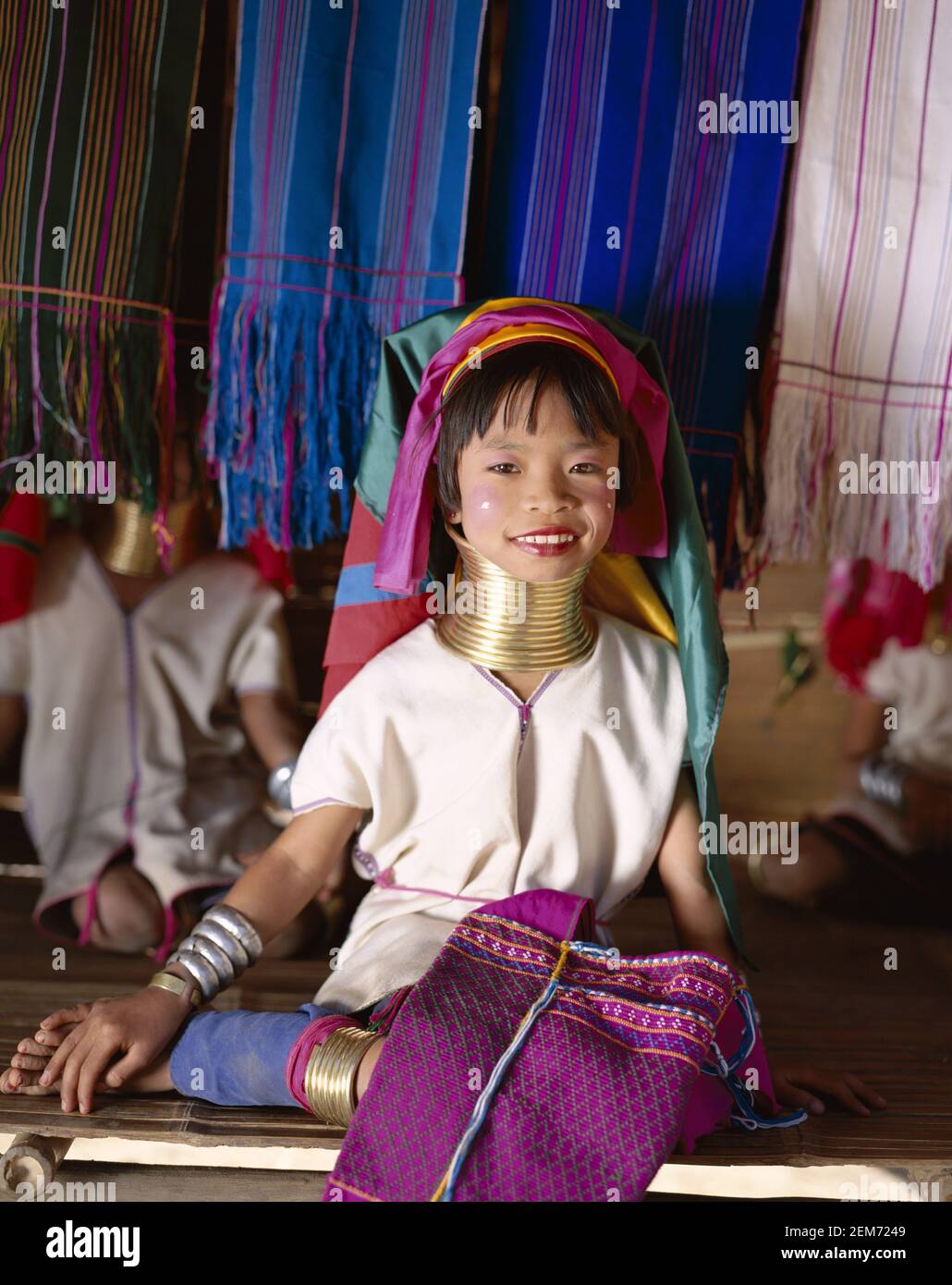 Asai, Thailand, Mae Hong Son, Portrait der hübschen lächelnden jungen Karen mit langem Hals Mädchen tragen traditionelle Kleidung Stockfoto