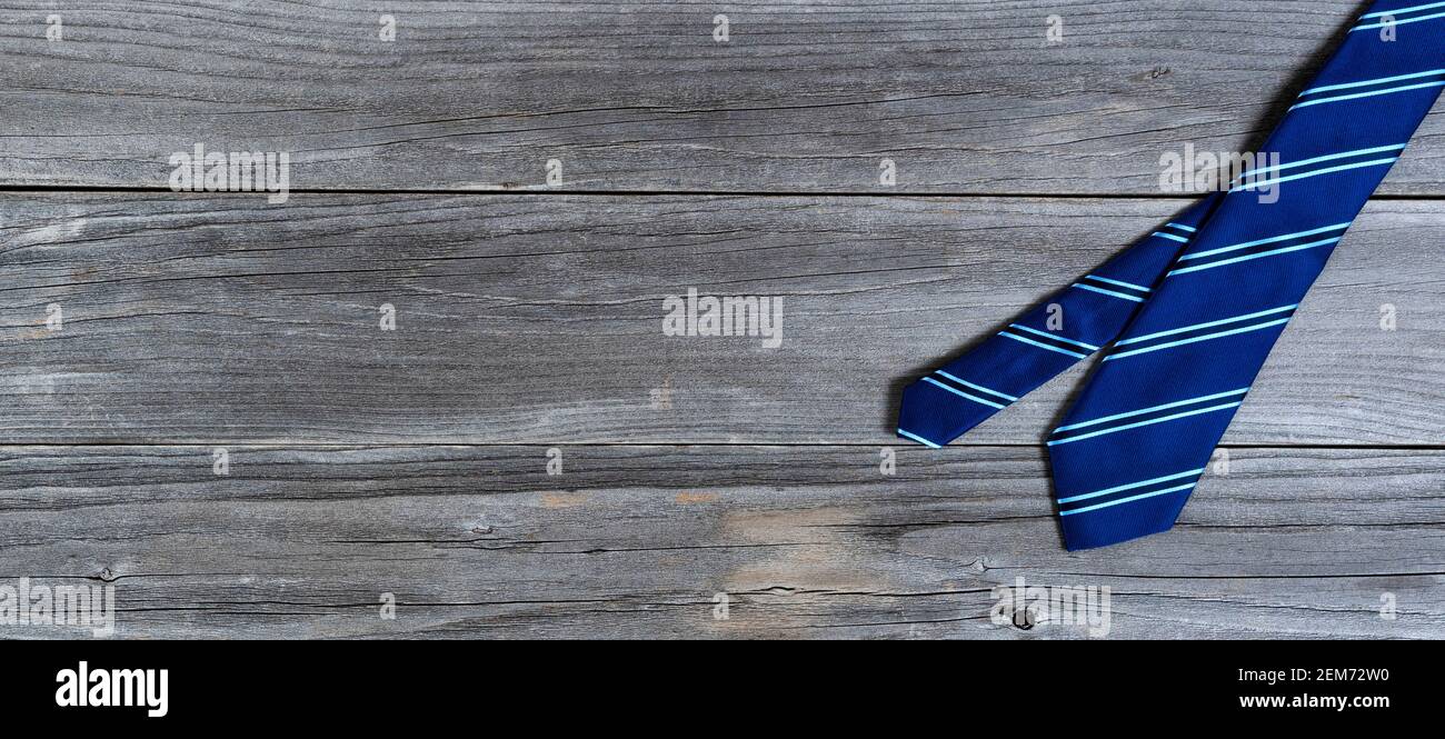 Blau gestreifte Krawatte auf verwitterten Holzplanken für Happy Fathers Tageskonzept Stockfoto