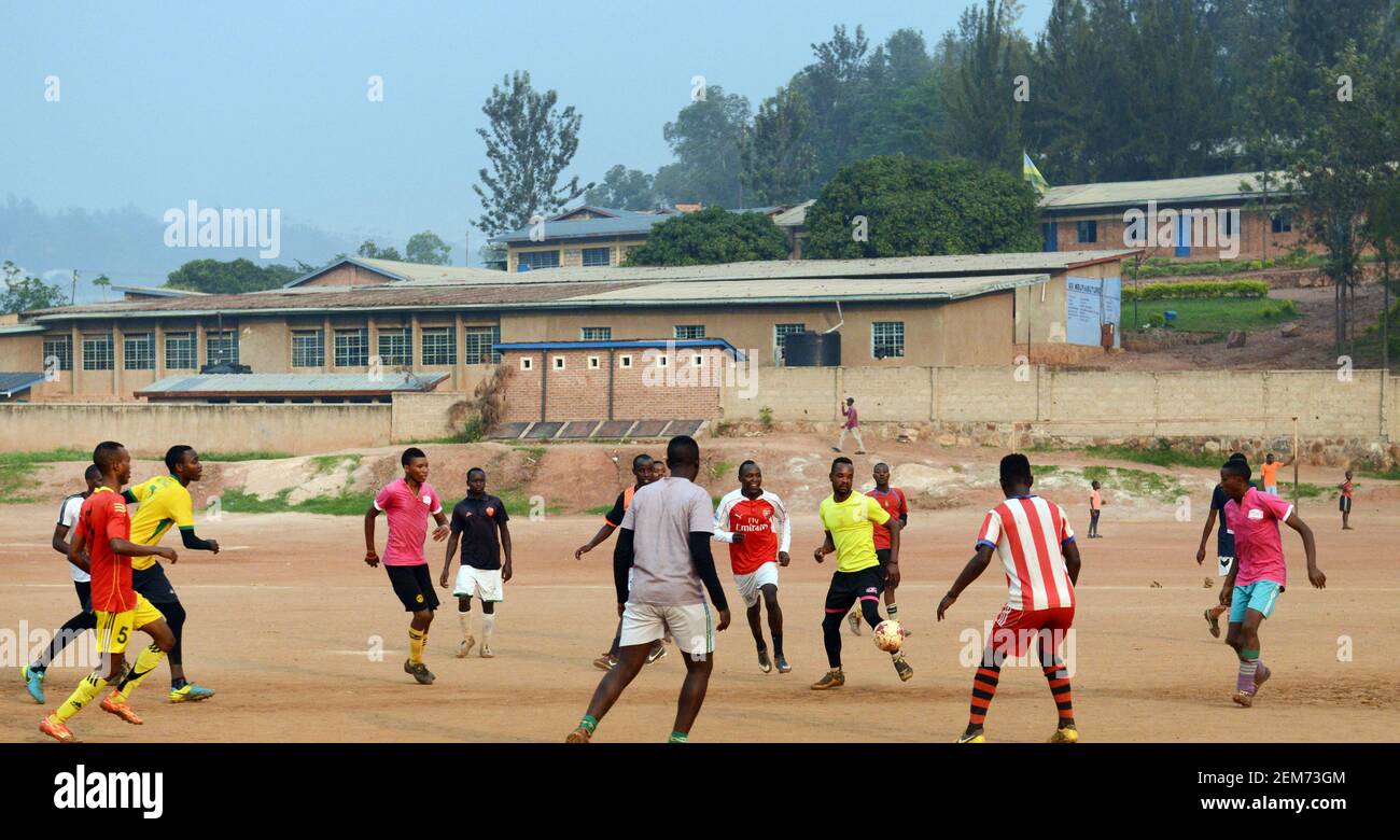 Ruandische Männer, die Fußball spielen. Stockfoto