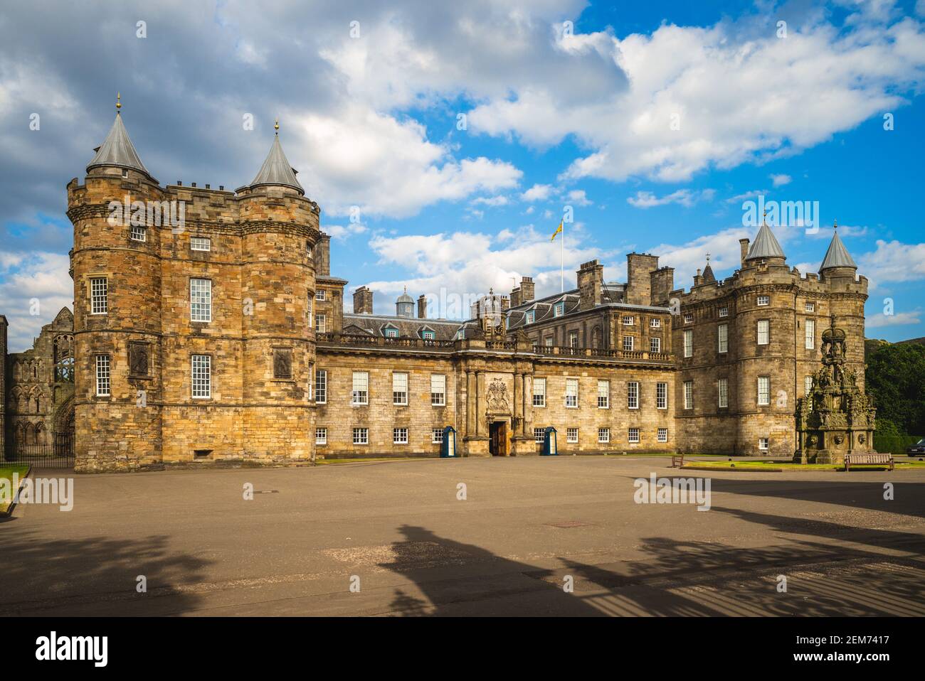 8. Juli 2018: Palace of Holyroodhouse am Fuße der königlichen Meilen in Edinburgh, schottland, großbritannien. Es ist die offizielle Residenz des britischen Monarchen in Stockfoto