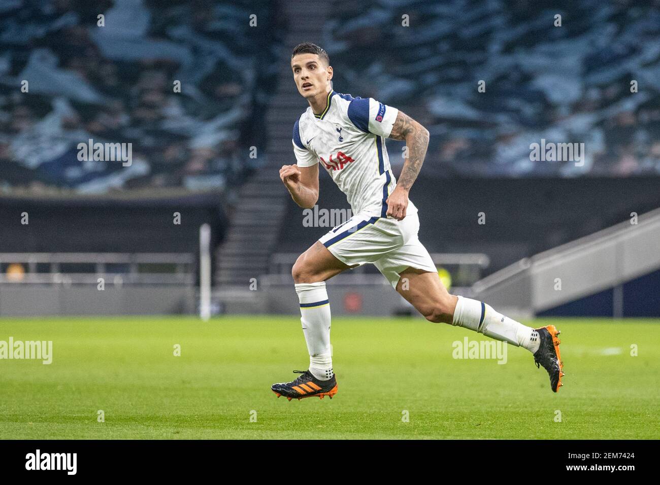 Erik Lamela #11 von Tottenham Hotspur läuft für den Ball in London, UK am 2/24/2021. (Foto von Jane Stokes/News Images/Sipa USA) Stockfoto