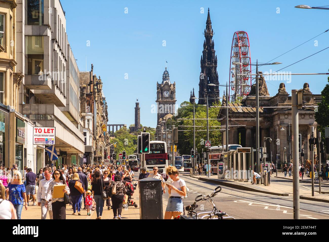 6. Juli 2018: Princes Street, die wichtigsten Durchgangsstraßen und Haupteinkaufsstraße im Zentrum von Edinburgh, Schottland, großbritannien. Es erstreckt sich etwa 1,2 km von Loth Stockfoto