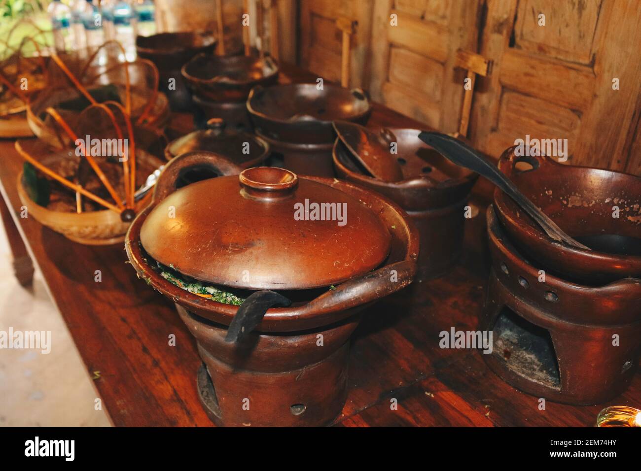 Steingutofen oder Tungku gerabah ist indonesischer lokaler Ofen aus Ton. Traditioneller Ofen aus Indonesien. Stockfoto