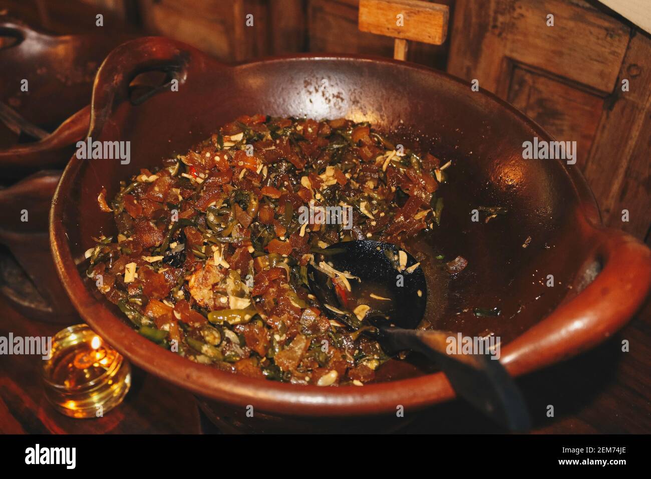 Oseng Kikil und Beilagen. Javanische traditionelle Küche. Rinderhaut oder Sehne Stockfoto