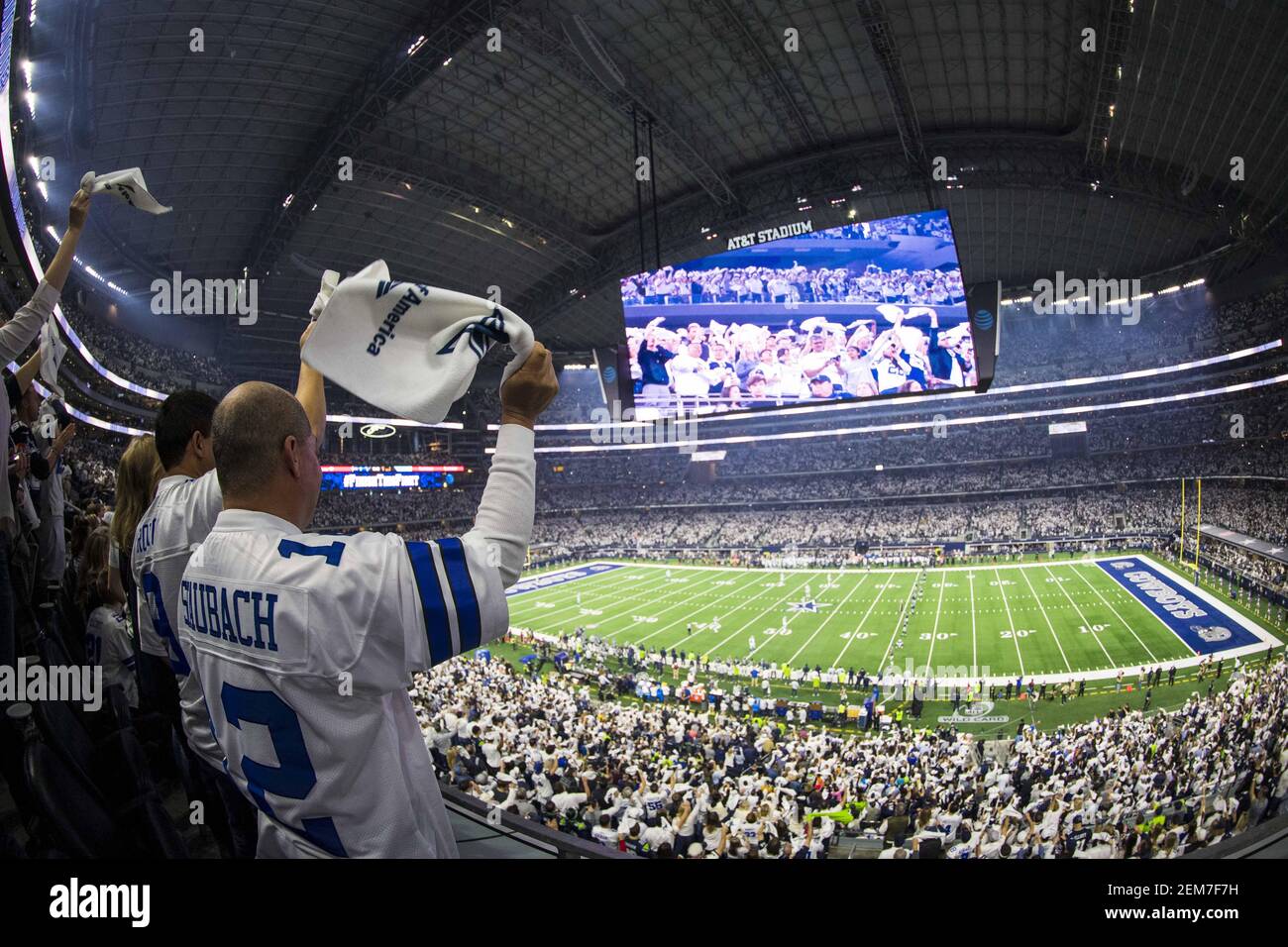 5. Januar 2019; Arlington, TX, USA; Dallas Cowboy Fans reagieren vor einem  NFC Wild Card Playoff Fußballspiel zwischen den Dallas Cowboys und den  Seattle Seahawks im AT&T Stadium. Obligatorische Gutschrift: Jerome  Miron-USA