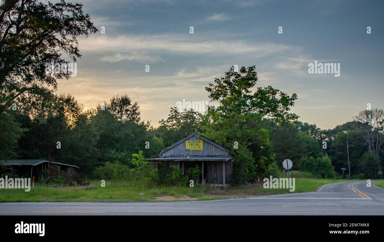 Montgomery County, Alabama/USA-19. Juli 2020: Verlassene und vergessene Arcade-Gebäude auf der State Route 331 im ländlichen Montgomery County in der Abenddämmerung auf einem Stockfoto
