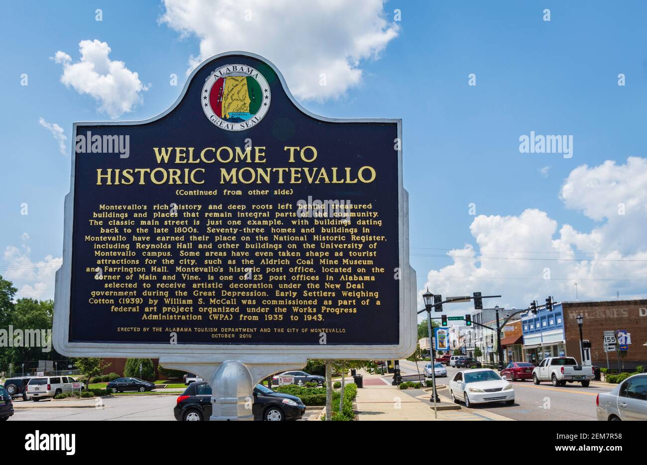 Montevallo, Alabama/USA-Aug 4, 2020: Das historische Stadtzentrum von Montevallo, 1817 angesiedelt, ist eine designierte Main Street Community mit Straßenlandschaft Renovierung Stockfoto