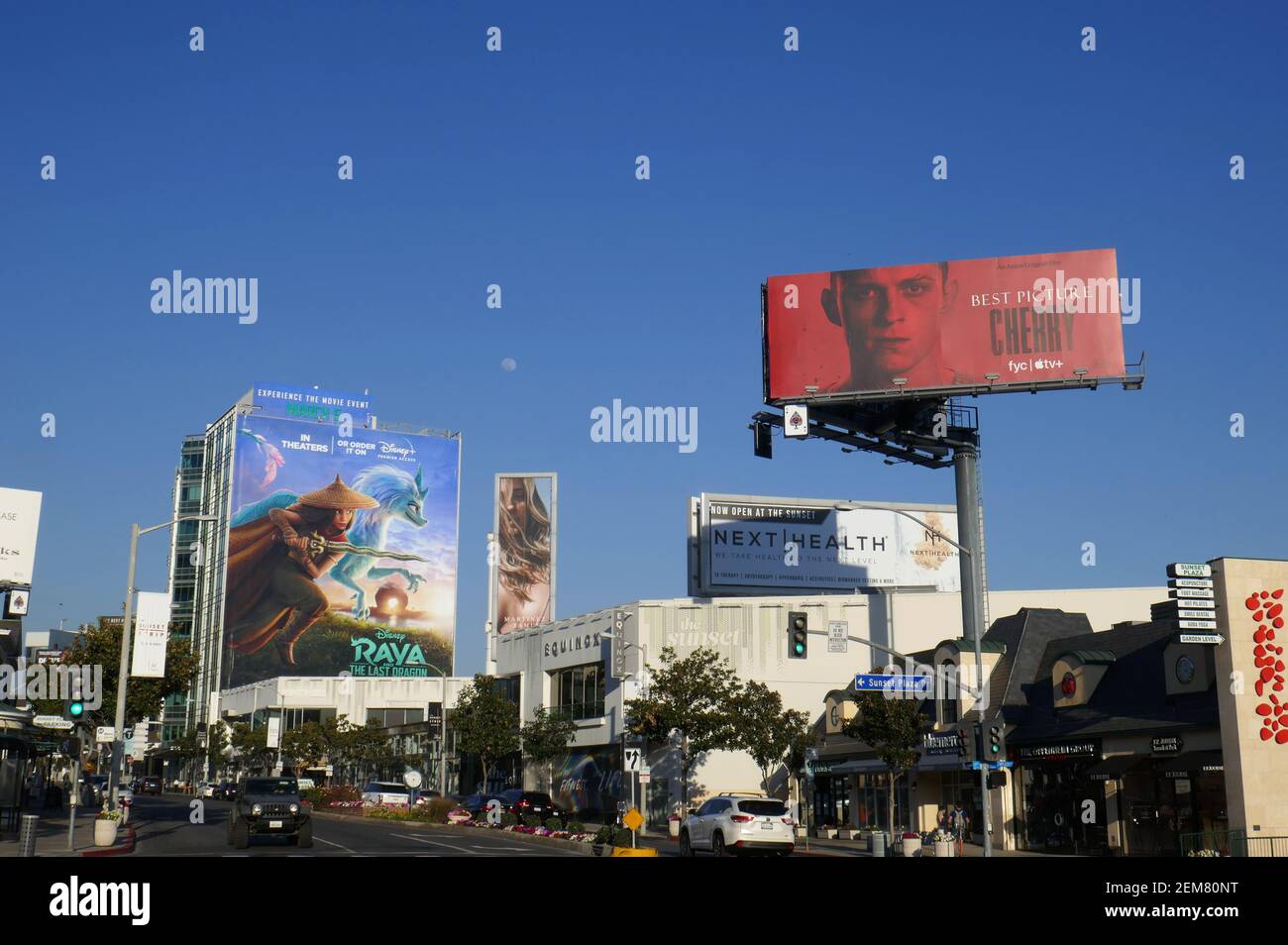 Los Angeles, California, USA 24th February 2021 EINE allgemeine Sicht der Atmosphäre von Disney Raya und dem letzten Drachen Billboard und Tom Holland Cherry FYC Billboard auf Sunset Blvd während Coronavirus Covid-19 Pandemie am 24. Februar 2021 in Los Angeles, Kalifornien, USA. Foto von Barry King/Alamy Stockfoto Stockfoto