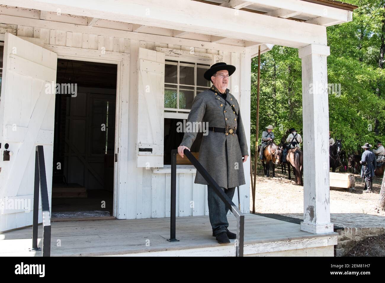 Marbury, Alabama/USA-28. April 2018: Ein als Offizier gekleideter Bürgerkrieg-Reenaktor steht außerhalb des Offiziersquartiers im Confederate Memorial Park Stockfoto
