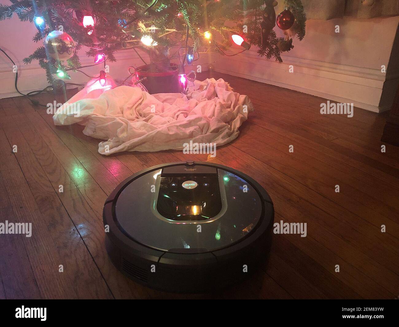 Es ist faszinierend zu beobachten, wie Roomba einen Raum kartografiert, ein  Muster ausbildet und dann mit jedem Hindernis umgeht -- Katzenfutter  umsäumen, Stuhlbeine umweben, sich unter dem Speisezimmerschrank befreien.  Oh, und der
