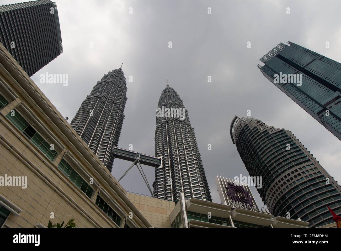 KUALA LUMPUR, MALASIA – 26. JANUAR 2020 Petronas Twin Towers und andere moderne Gebäude Stockfoto