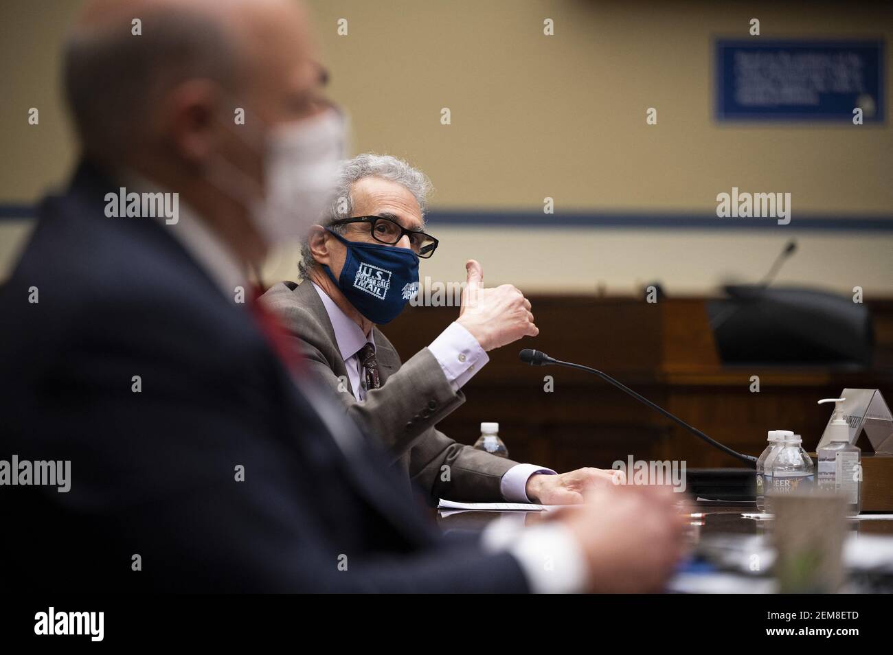 Der Präsident der American Postal Workers Union, AFL-CIO, Mark Dimondstein (R), spricht mit dem Postmeister des US-amerikanischen Postdienstes, Louis DeJoy (L), während einer Anhörung des House Oversight and Reform Committee zum Thema "Legislative Vorschläge, um den Postdienst auf eine nachhaltige finanzielle Grundlage zu stellen" auf dem Capitol Hill in Washington, DC, USA am 24. Februar 2021. Foto von Jim Watson/Pool/ABACAPRESS.COM Stockfoto