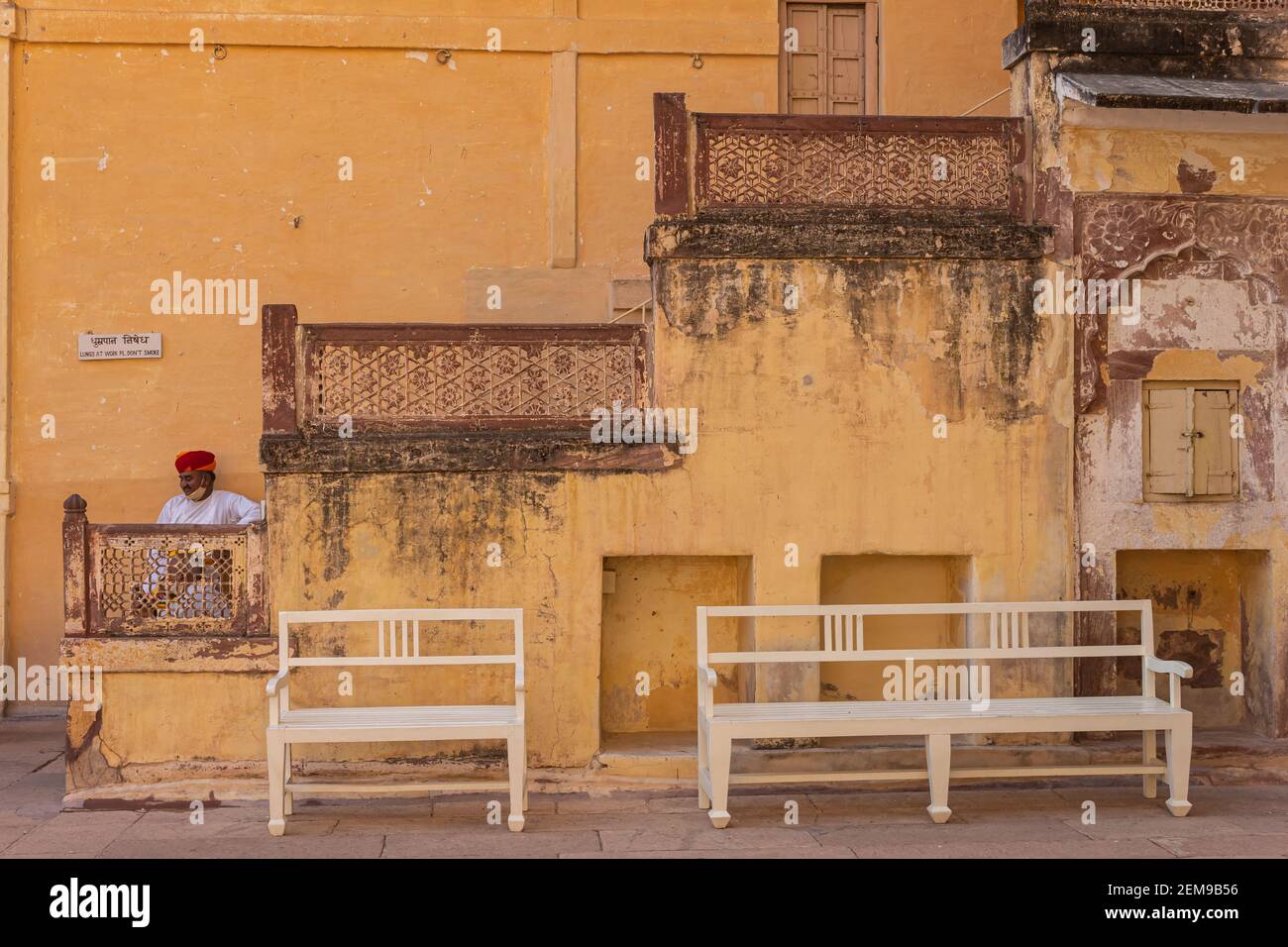 8th Nov 20202 Jodhour, Rajasthan, Indien. Holzsofa und Mann sitzen auf außerhalb Mehrangarh Fort, Jodhpur, Rajasthan, Indien. Stockfoto