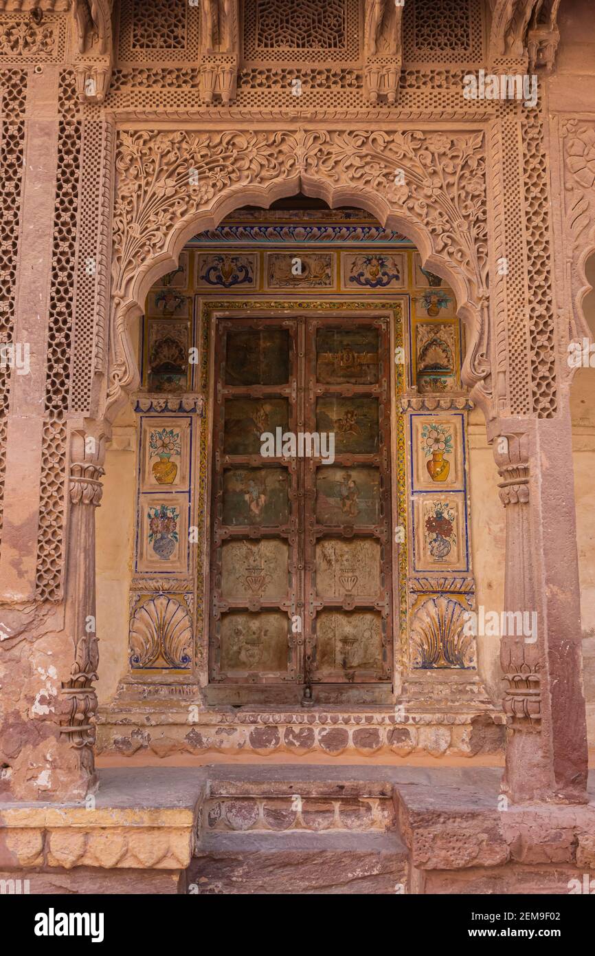 Verzierte und schwere geschnitzte Tür von Mehrangarh Fort, Jodhpur, Rajasthan, Indien. Stockfoto