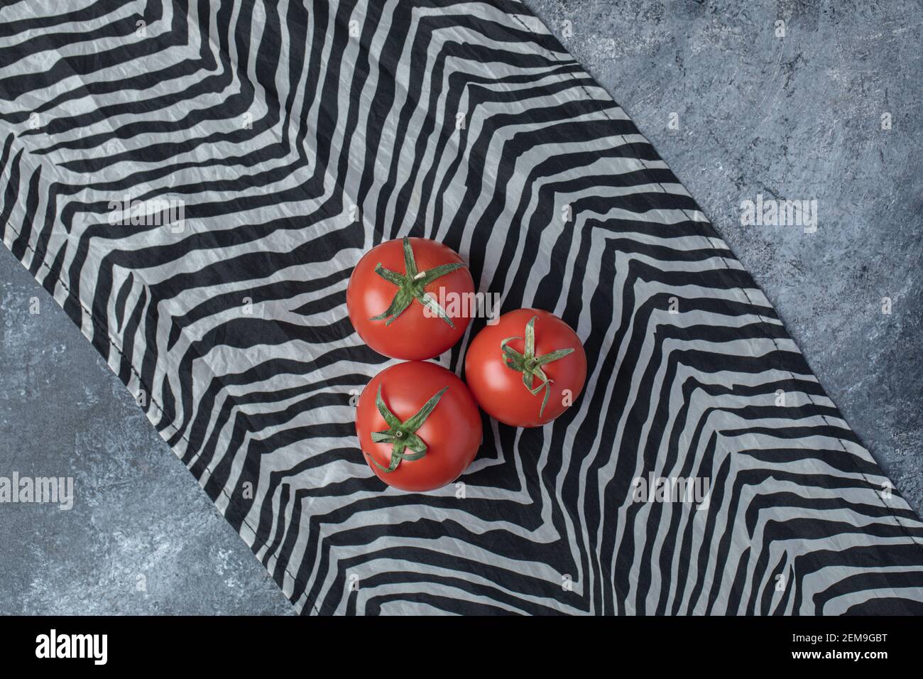 Frische rote Tomaten auf schöner Tischdecke Stockfoto