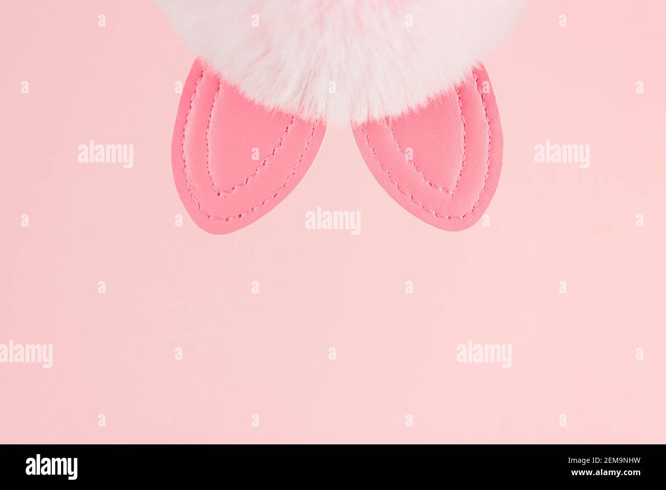 Bunny Ohren rosa Hintergrund. Design für Frühlingsferien. Osterhintergrund Stockfoto