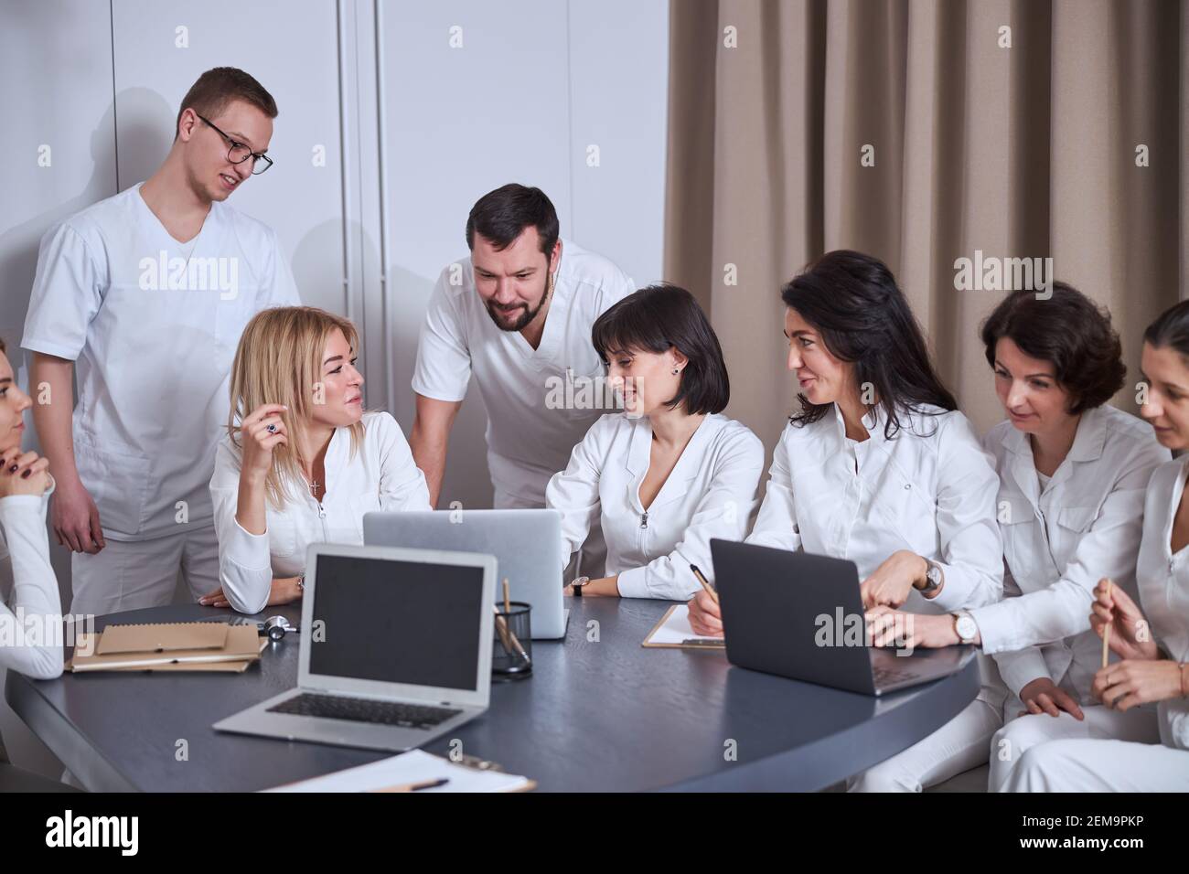 Gruppe von Ärzten versammelten sich um den Tisch Stockfoto