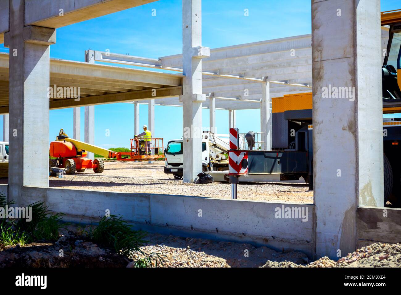 Blick auf ausgedehnten hydraulische Outrigger zu erhöhen Kran Stabilität bis unter heavy duty. Stockfoto