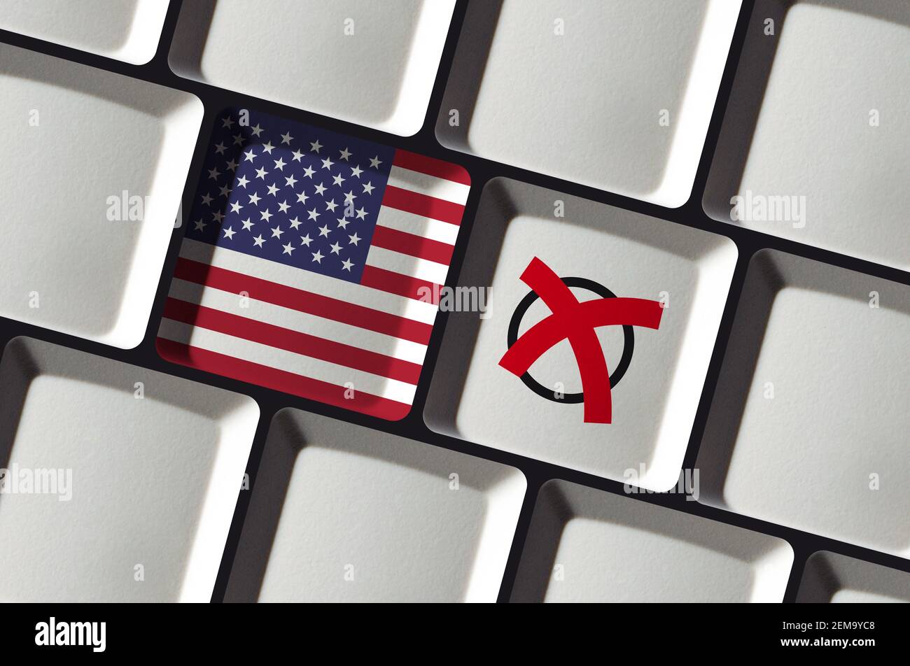 Online-Wahl oder Referendum in den USA - amerikanische Flagge auf Computertastatur Stockfoto