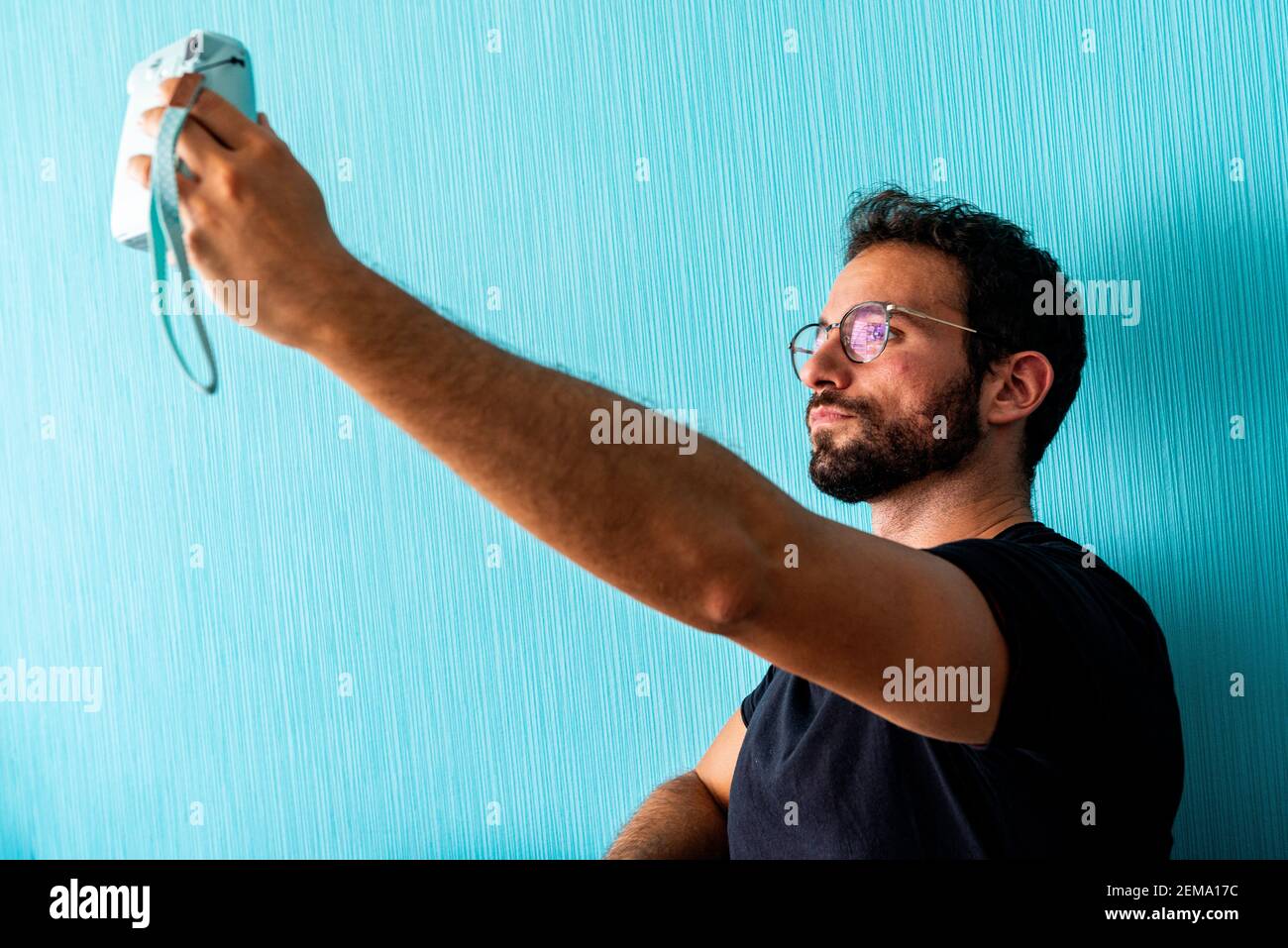Berlin, Deutschland. Porträt einer Brille, schwulen Mann, macht Polaroid  Selfies von sich selbst, um Zeit wegen Corona Crisis Lock Down und  Quarantäne zu töten Stockfotografie - Alamy