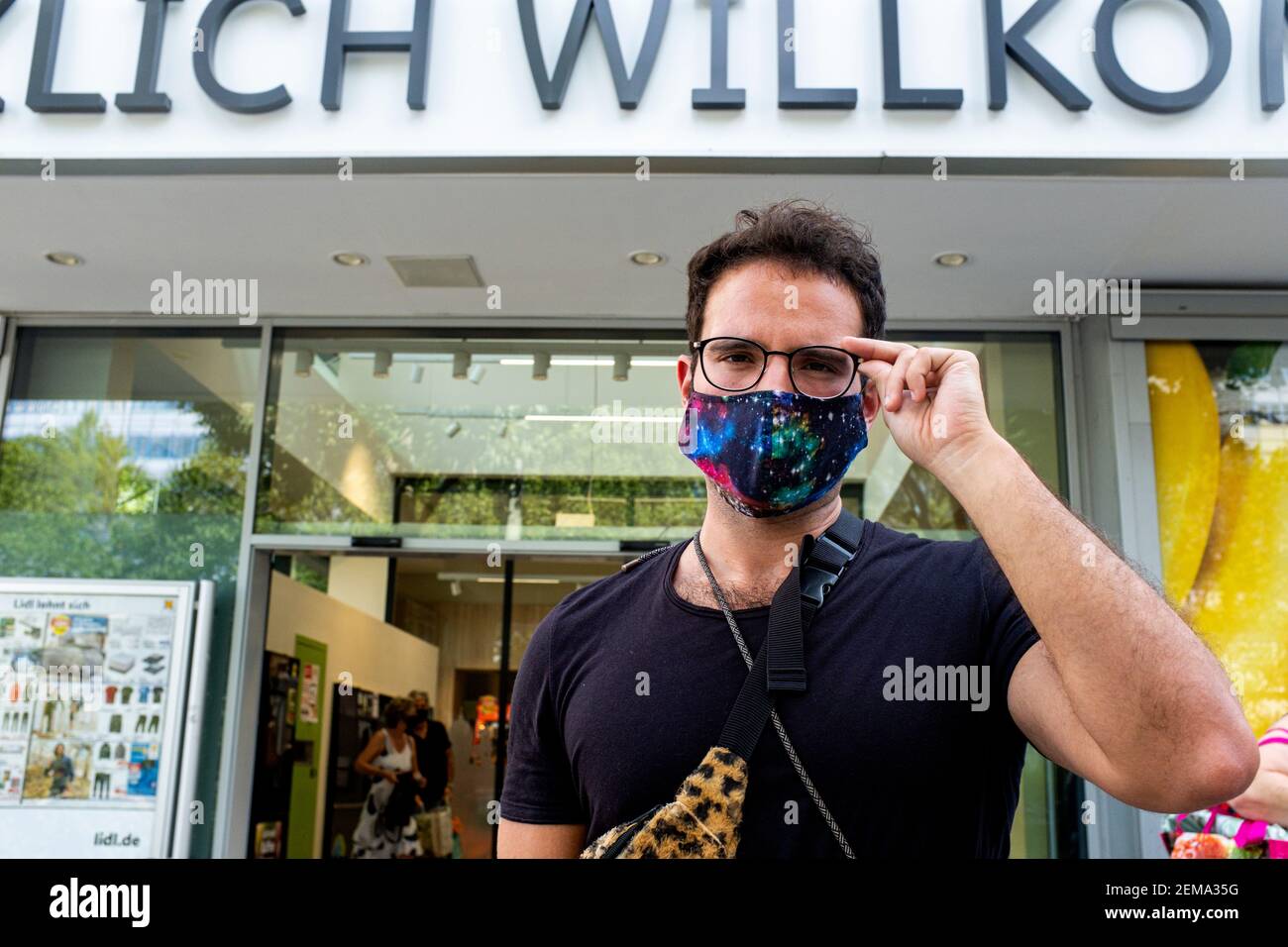 Berlin, Deutschland. Ältere Homosexuell männlich Einkaufen für Lebensmittel in einem lokalen Supermarkt trägt eine '[rotective' facemask wegen Corona Ausbruch. In Deutschland Stockfoto