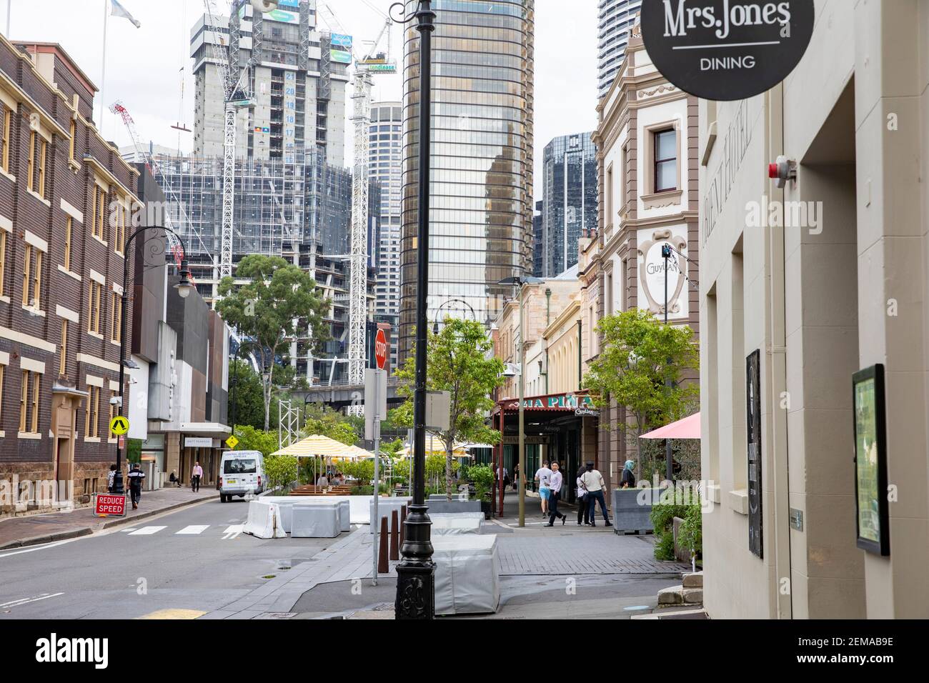 Stadtzentrum von Sydney, Hochhausentwicklung in der george Street, EY-Gebäude, und die Cafés und Bars in den Felsen, Sydney, Australien Stockfoto