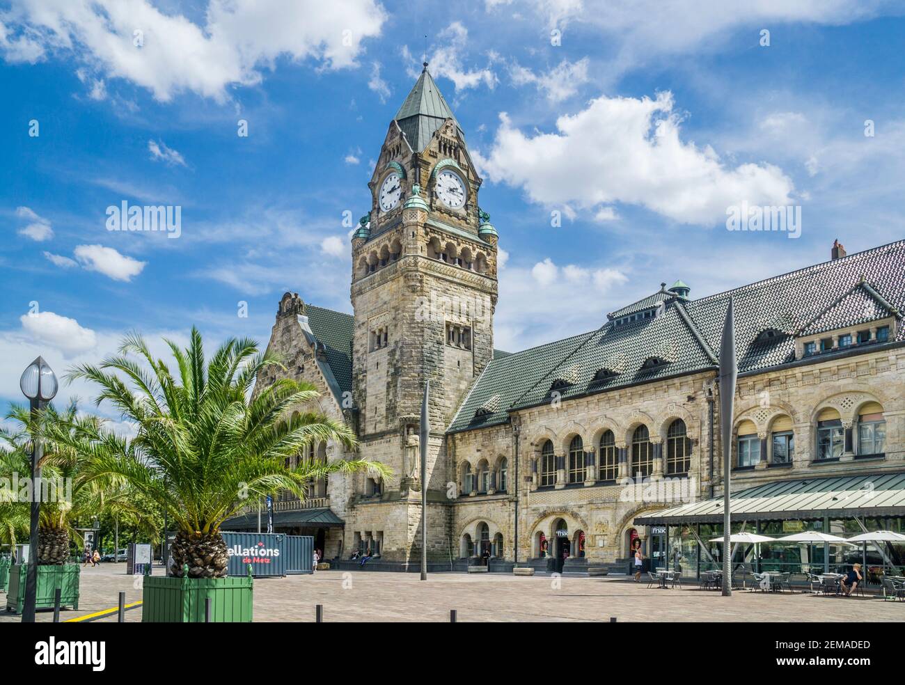 Gare de Metz-Ville, das neoromanische Bahnhofsgebäude erinnert architektonisch an die Form einer Kirche mit Uhrenturm, Metz, Lorr Stockfoto