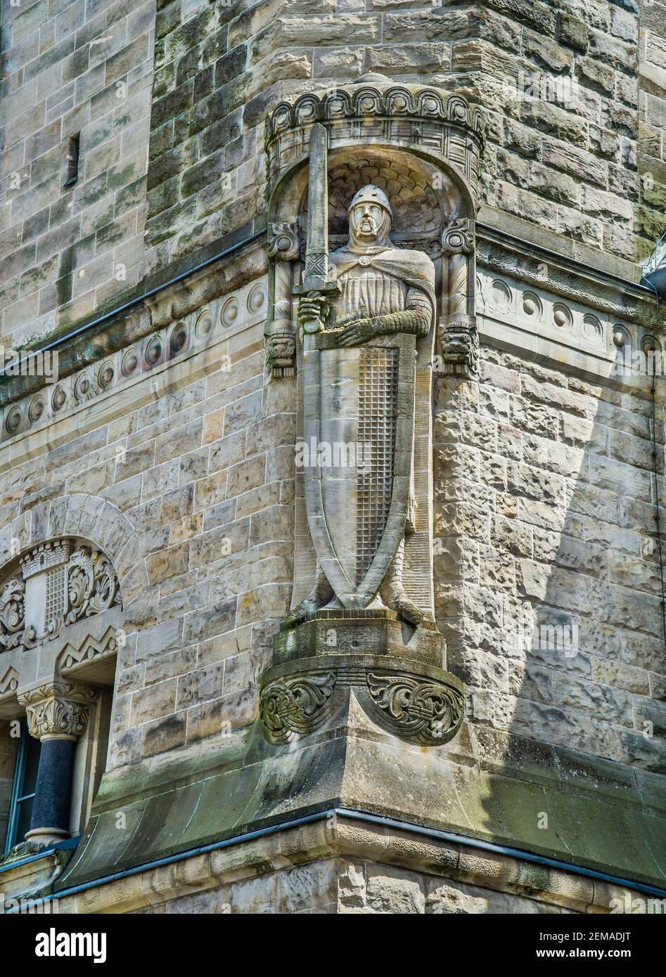 Skulptur an der Ecke des Uhrturms Gare de Metz-Ville, der Ritter Roland hält einen Schild mit dem Blazon von Metz, Lothringen, Moselabteilung, G Stockfoto