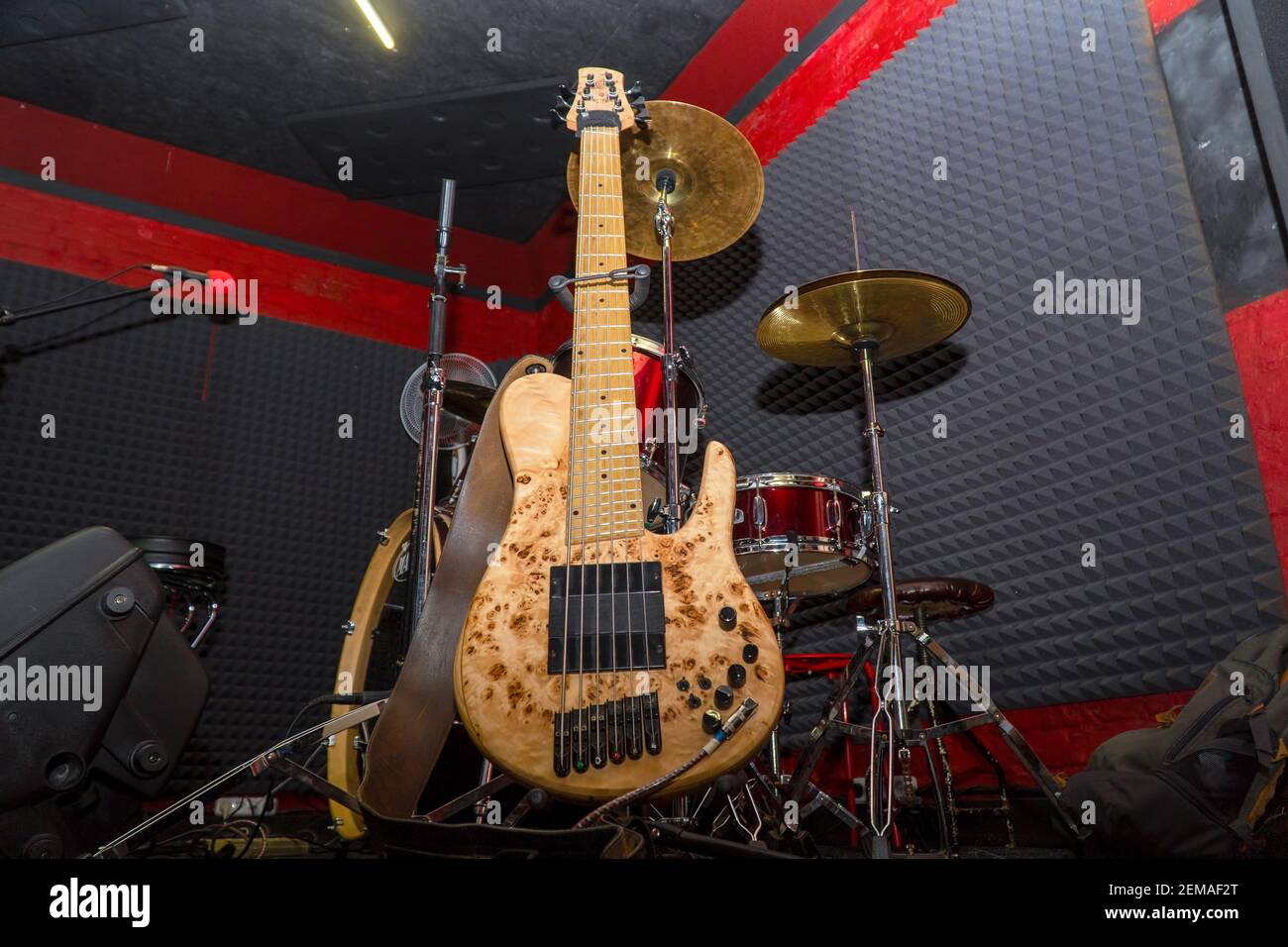 Moderne Electric sechs-Saiten-Bass-Gitarre auf einem Stand in der Proberaum Stockfoto