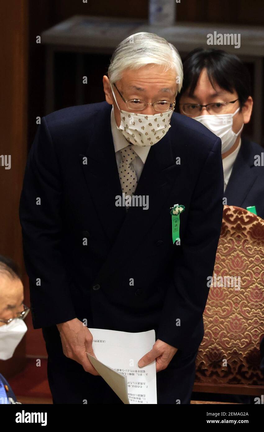 Tokio, Japan. Februar 2021, 25th. Der Präsident des japanischen öffentlich-rechtlichen Rundfunks, Terunobu Maeda, beantwortet eine Frage auf der Sitzung des Haushaltsausschusses des Unterhauses am Donnerstag, dem 25. Februar 2021, im Nationaldiät in Tokio. Premierminister Yoshihide Sugas Sohn Seigo stellte Bürokraten des Kommunikationsministeriums bei Verstößen gegen das nationale Ethikgesetz für den öffentlichen Dienst Abendessen und Geschenke zur Verfügung. Quelle: Yoshio Tsunoda/AFLO/Alamy Live News Stockfoto