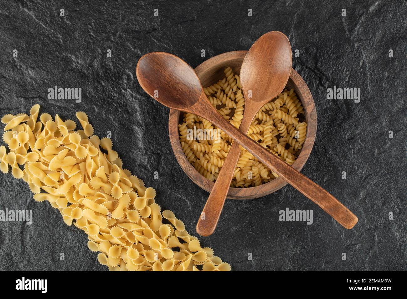Eine Holzschale voller roher girandole Pasta Stockfoto
