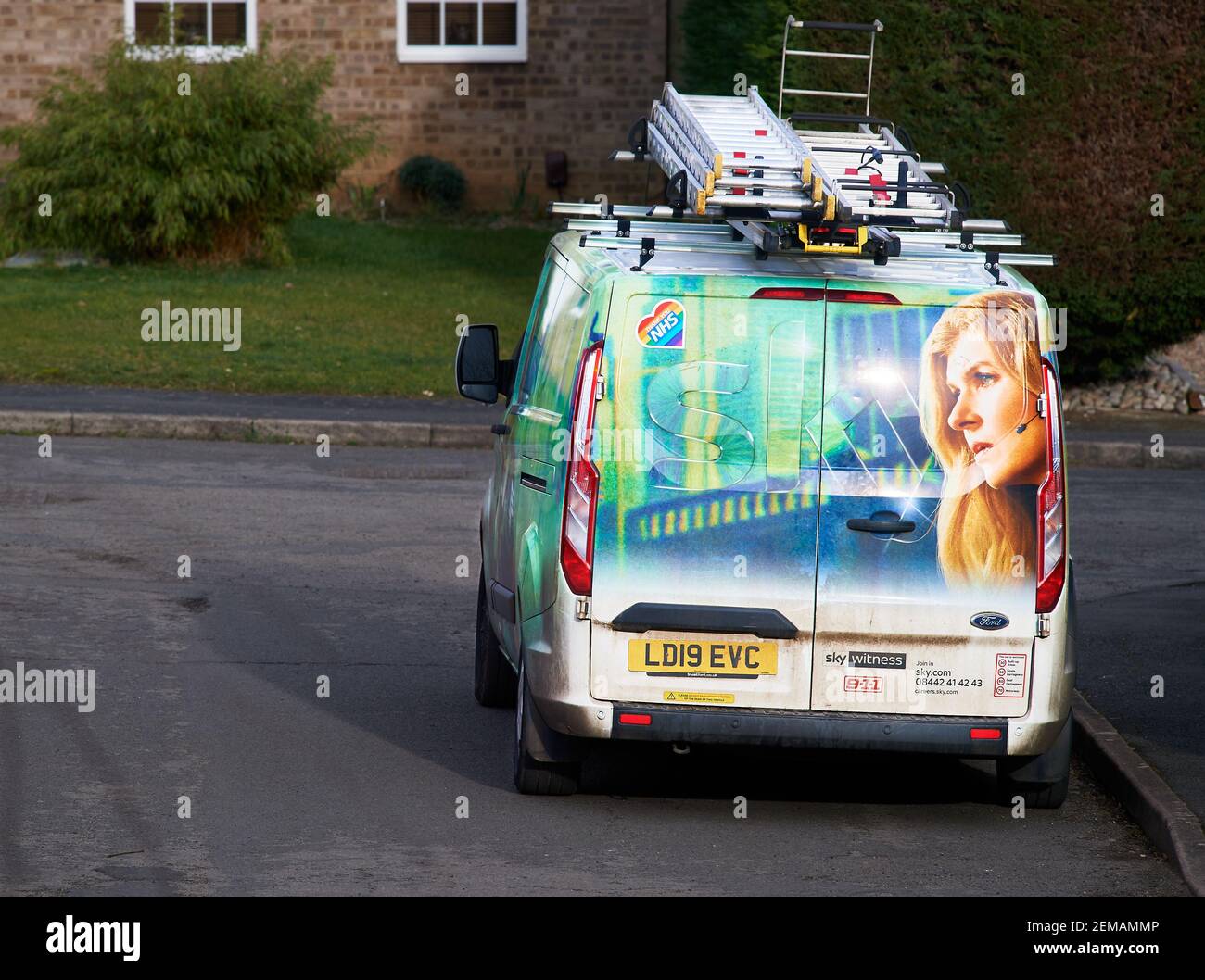 Sky-TV-Van auf einer Straße geparkt. Stockfoto Sky-TV-Van auf einer Straße geparkt. Stockfoto