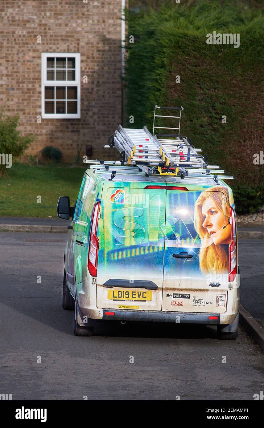 Sky-TV-Van auf einer Straße geparkt. Stockfoto Sky-TV-Van auf einer Straße geparkt. Stockfoto