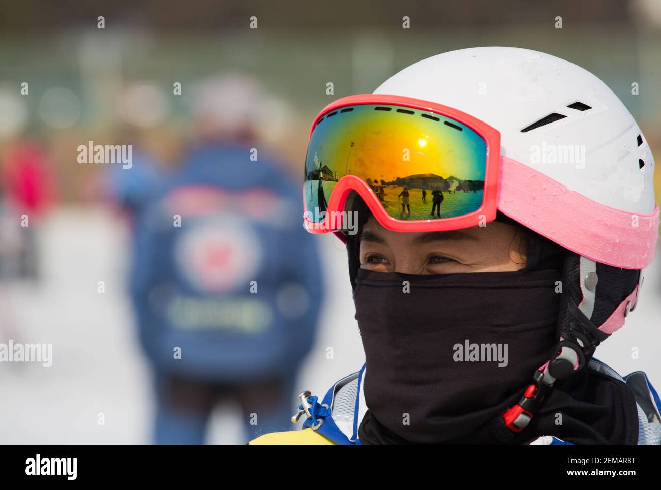 Sportperson mit Skihelm auf Nashan Skigebiet, Peking. Stockfoto