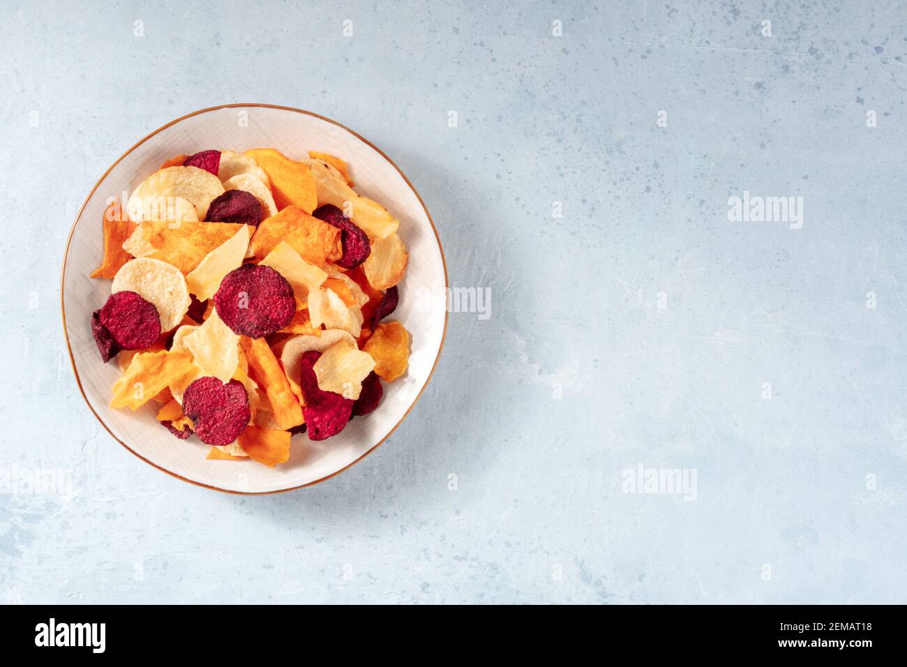 Gemüsechips, von oben mit Kopierplatz geschossen Stockfoto