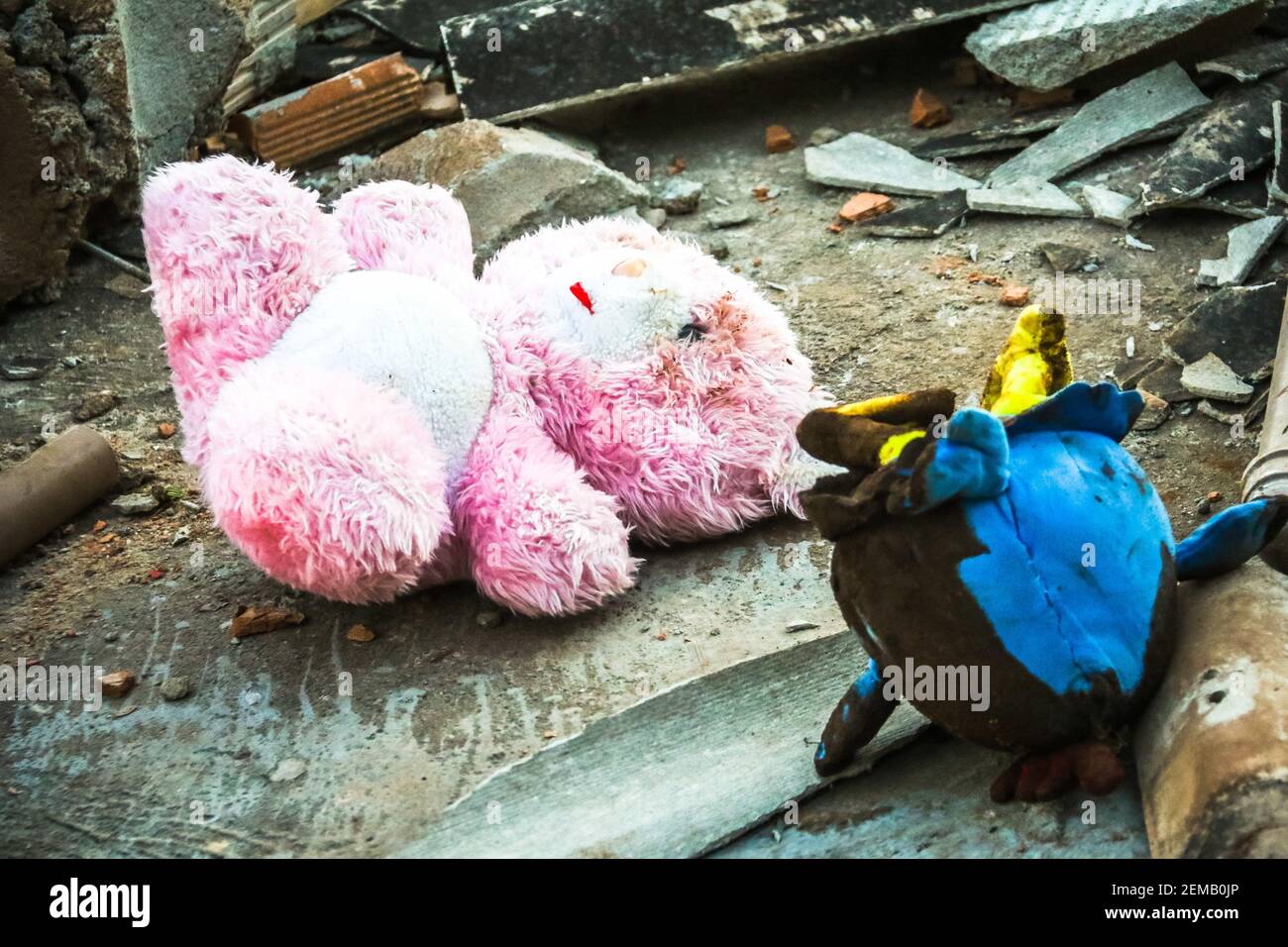 BRUMADINHO, MG - 27,01.2019: TRAGÉDIA EM BRUMADINHO MG - Spielzeug und  Schulbedarf sind in Trümmern von Häusern in Tejuco, Brumadinho, Minas  Gerais gesehen. (Foto: Cadu Rolim/Fotoarena Stockfotografie - Alamy