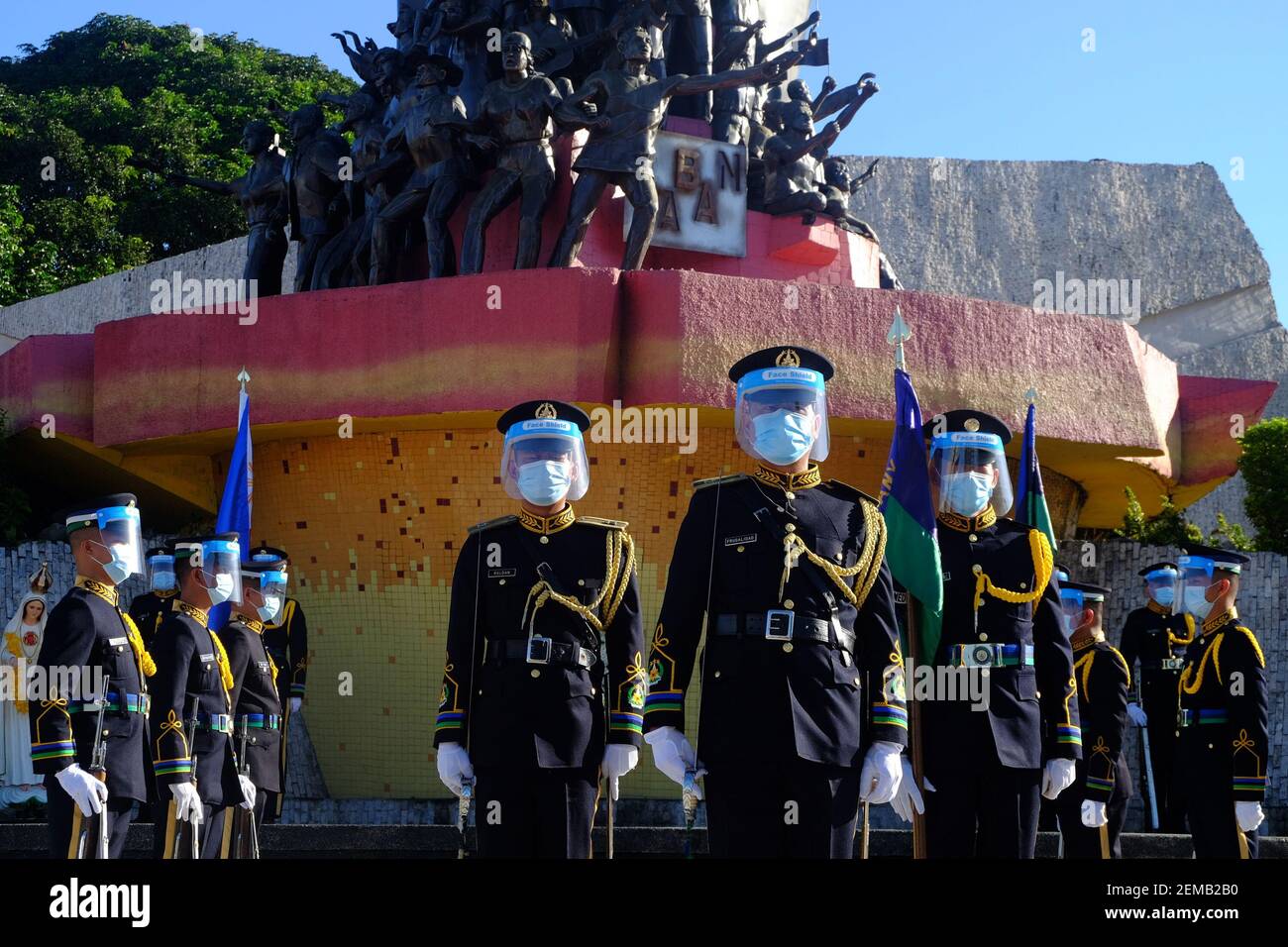 Manila, Philippinen. Februar 2021, 25th. Militärangehörige tragen Masken und Gesichtsschilde, während sie an den 35th. Jahrestag der EDSA-Revolution vor dem People Power Monument erinnern. Das diesjährige Thema ist 'EDSA 2021: Kapayapaan, Paghilom, Pagbangon (Frieden, Heilung, Erholung), Überlegungen zu den nationalen Anstrengungen im Hinblick auf die COVID-19-Pandemie. Kredit: Majority World CIC/Alamy Live Nachrichten Stockfoto