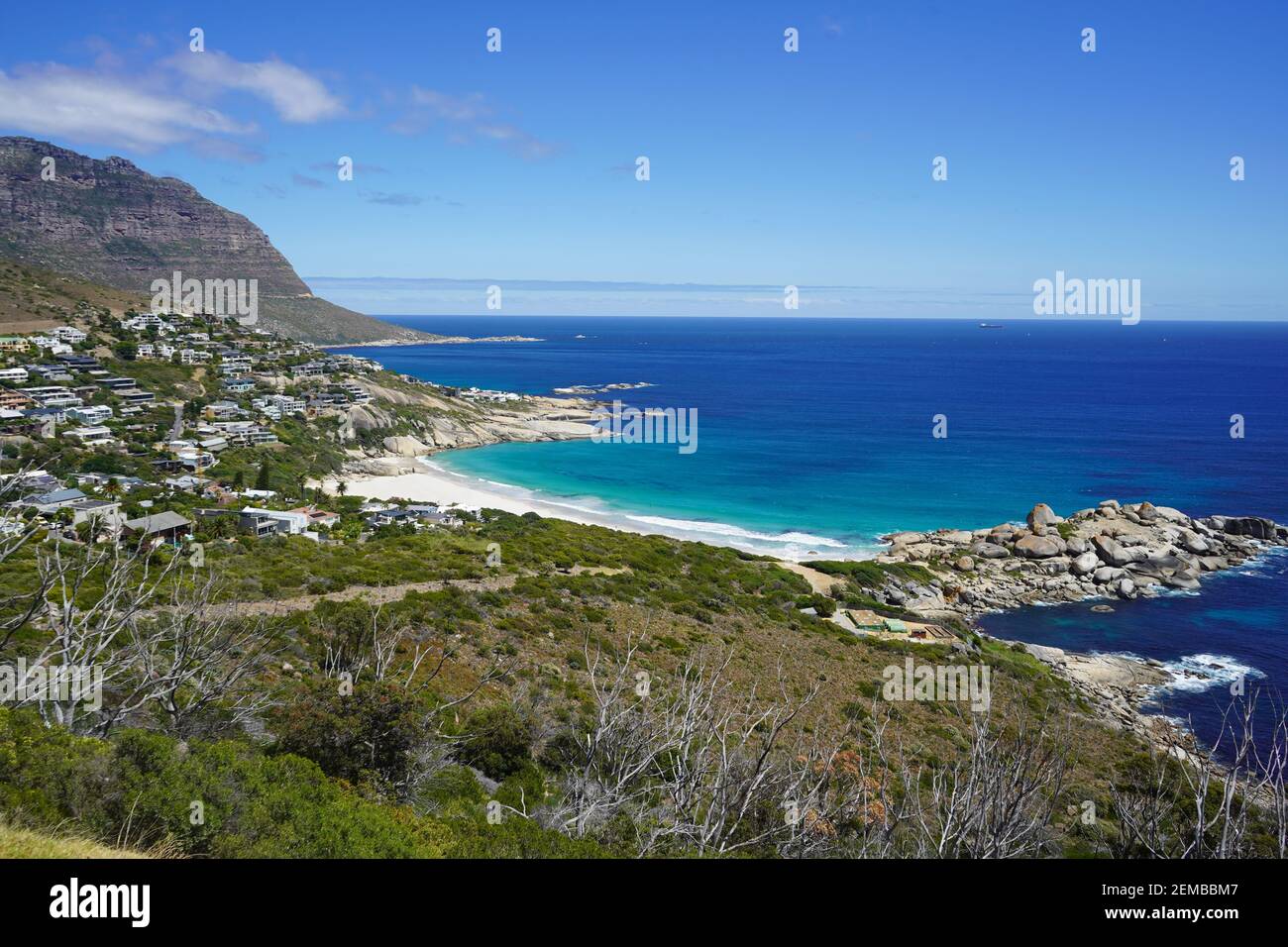 Blick auf die Küste von Kapstadt, Südafrika und Tafelberg, mit blauem Ozean Stockfoto