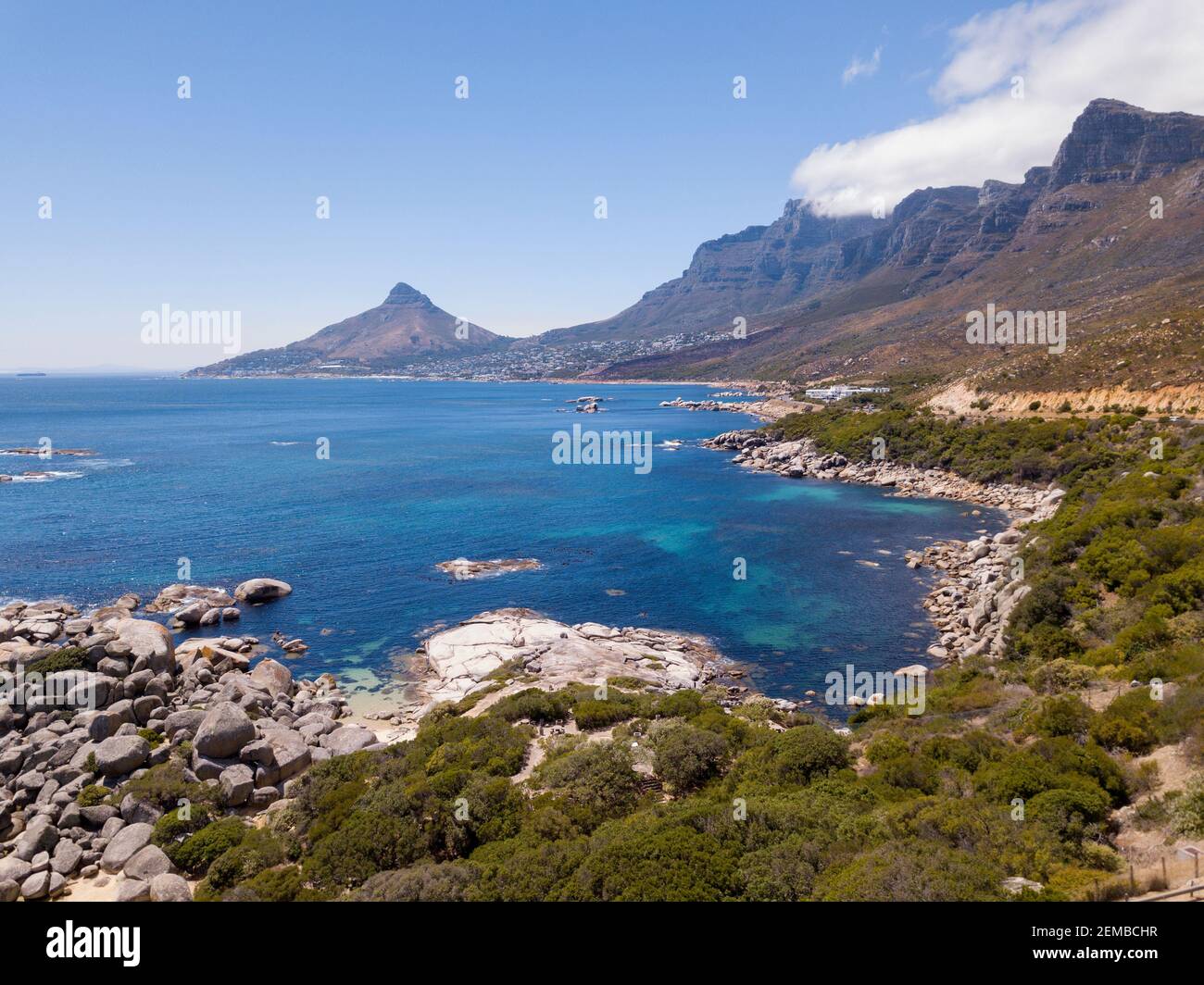 Blick auf die Küste von Kapstadt, Südafrika und Tafelberg, mit blauem Ozean Stockfoto