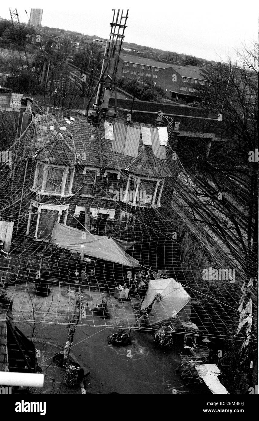 Im Rahmen des Protestes gegen den Bau der M11 Link Road durch East London werden die Netze zwischen Bäumen und Dächern über die Claremont Road im Osten Londons aufgereiht. Demonstranten besetzten die Netze, um die Räumung von Immobilien zu verhindern. 1994 Stockfoto