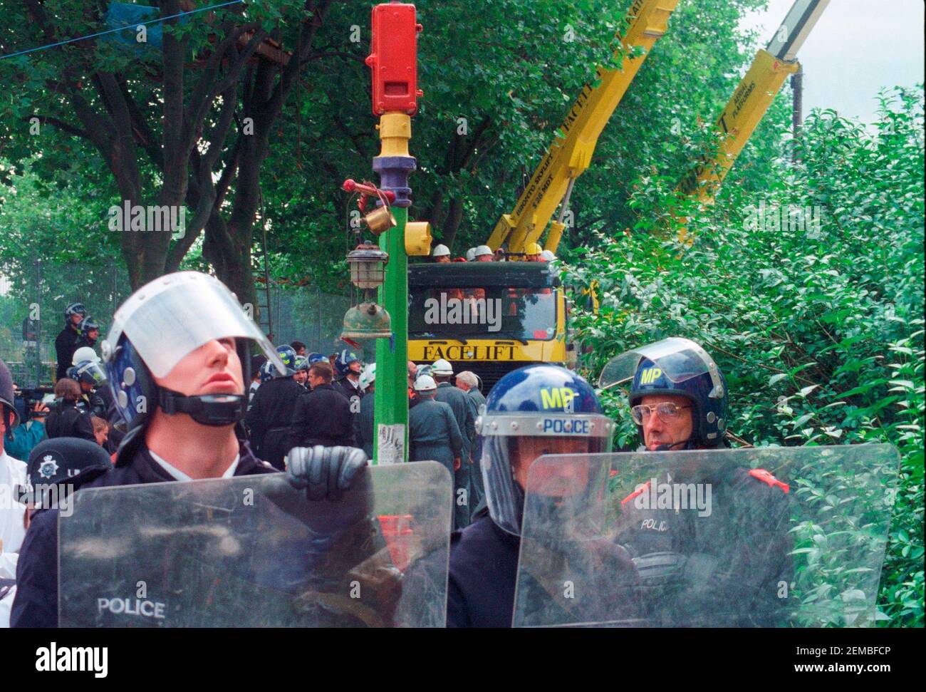 Metropolitan-Polizisten in Bereitschaftskleidung beobachten, wie Demonstranten aus Immobilien in Claremont Road, Leytonstone als Teil des Protests gegen die M11 Link Road vertrieben werden. 2nd. August 1994 Stockfoto