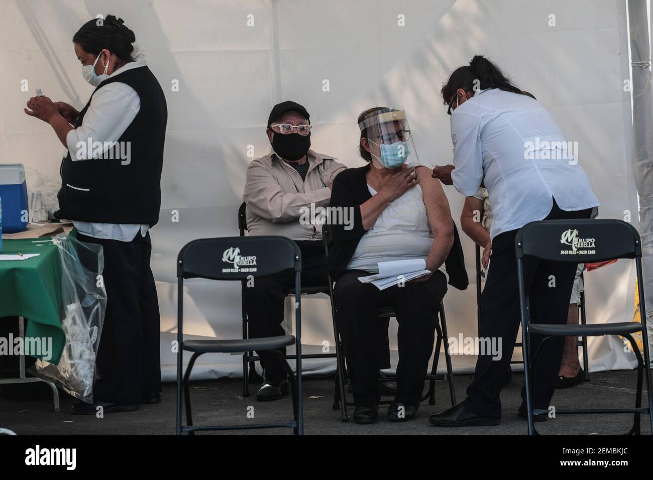 Nicht exklusiv: MEXIKO-STADT, MEXIKO - FEBRUAR 24: Eine Person trägt Gesichtsmaske, während eine Dosis von Sinovac-Impfstoff, um ältere Menschen gegen Agains zu immunisieren Stockfoto
