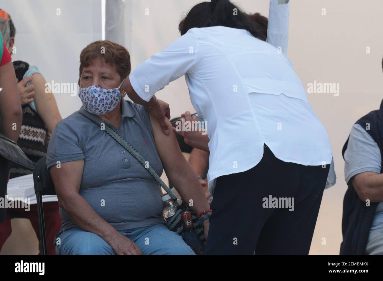 Nicht exklusiv: MEXIKO-STADT, MEXIKO - FEBRUAR 24: Eine Person trägt Gesichtsmaske, während eine Dosis von Sinovac-Impfstoff, um ältere Menschen gegen Agains zu immunisieren Stockfoto