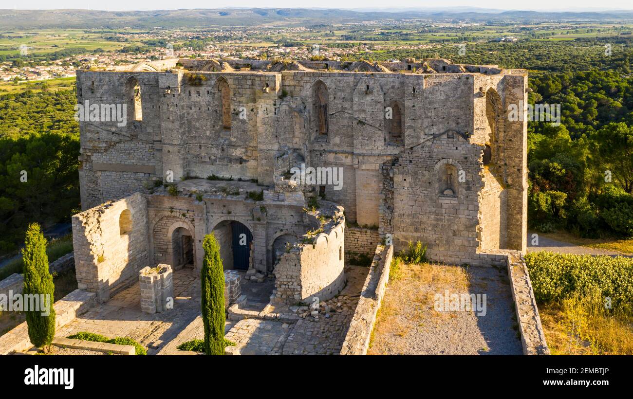 Luftaufnahme der Abtei Saint Félix de Monceau in Gigean in Hérault in Okzitanien, Frankreich Stockfoto